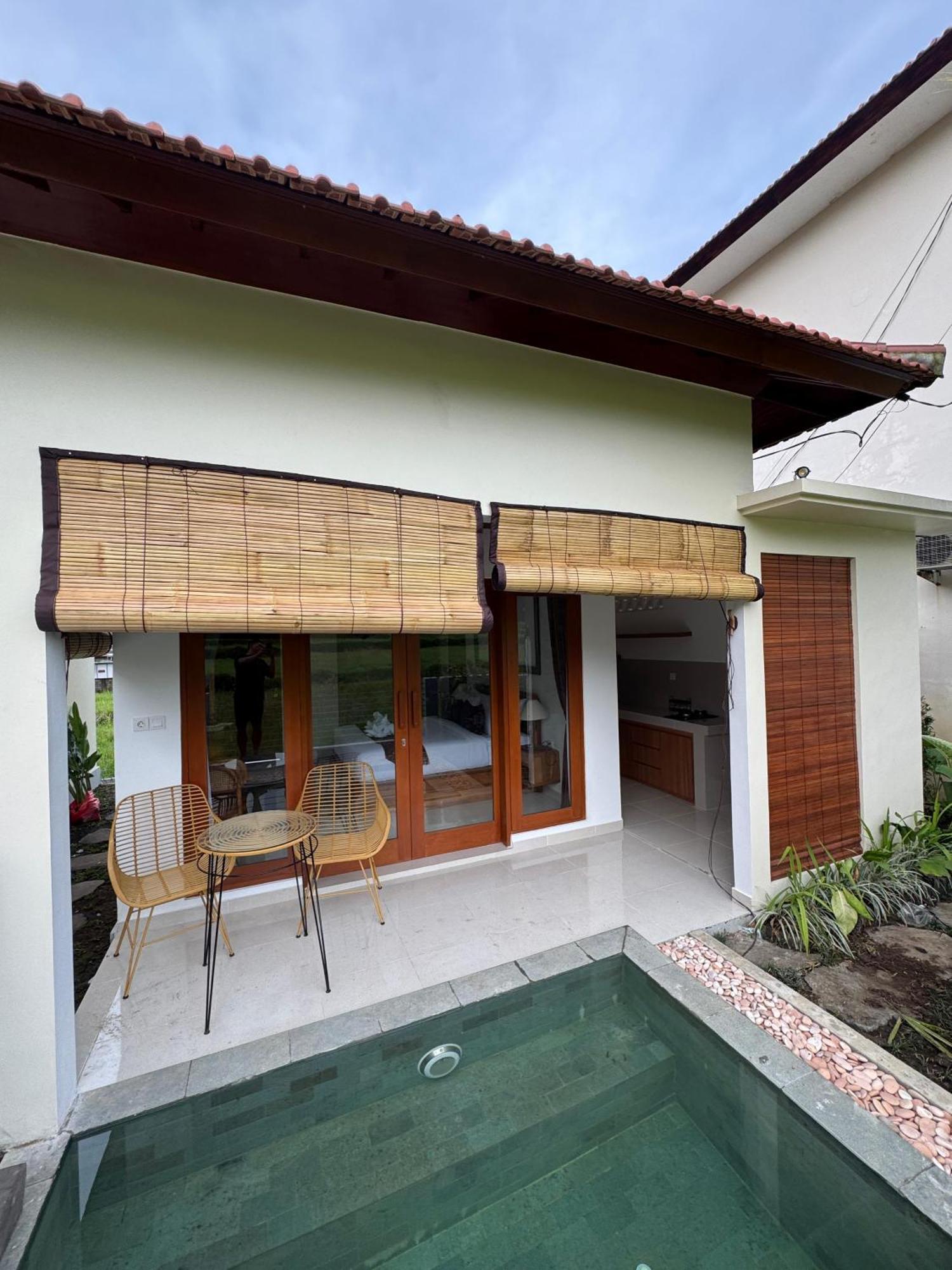 Tempat Tidur & Sarapan Putih Dcarik 3*