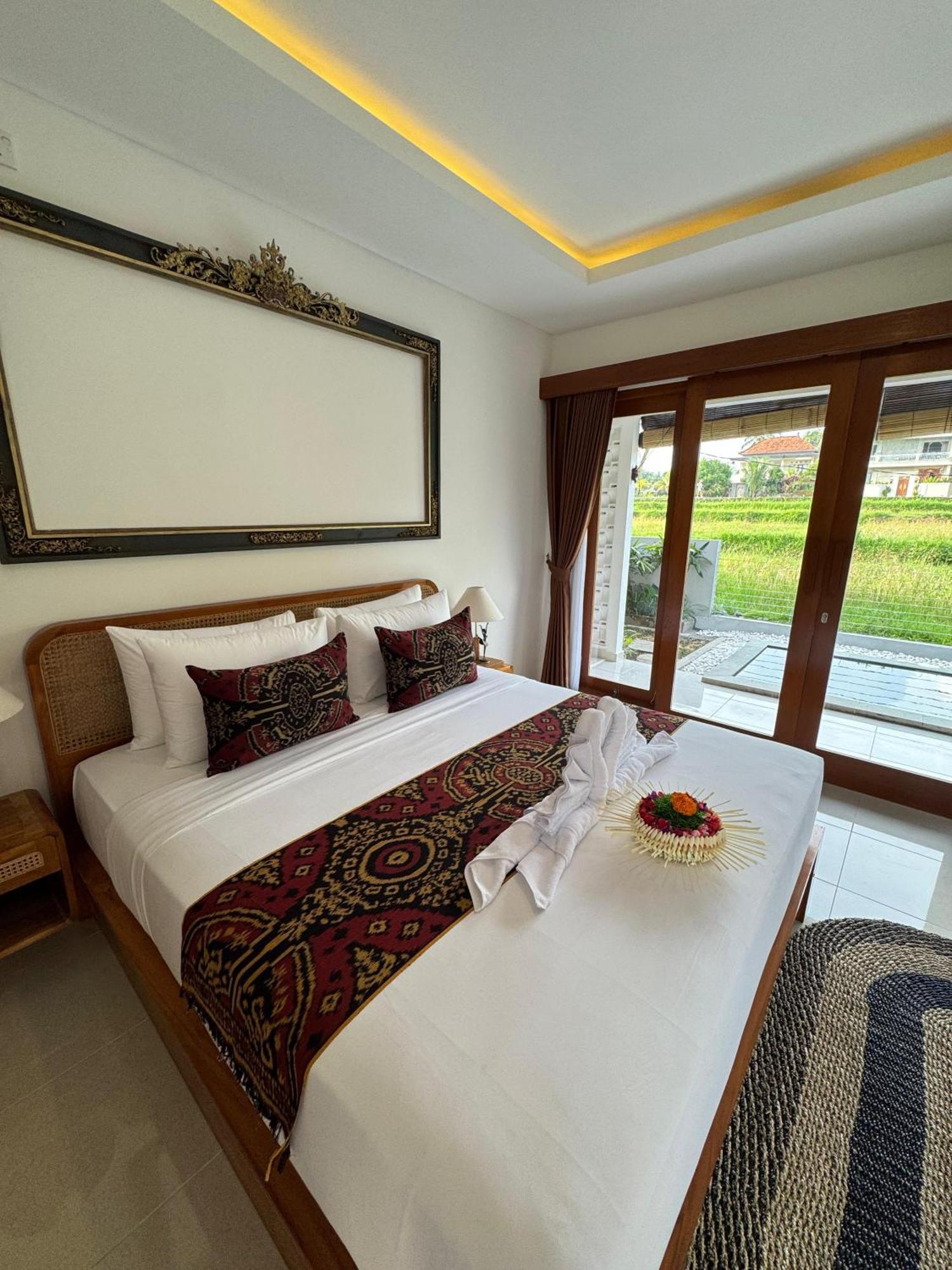 Tempat Tidur & Sarapan Putih Dcarik Ubud (Bali)