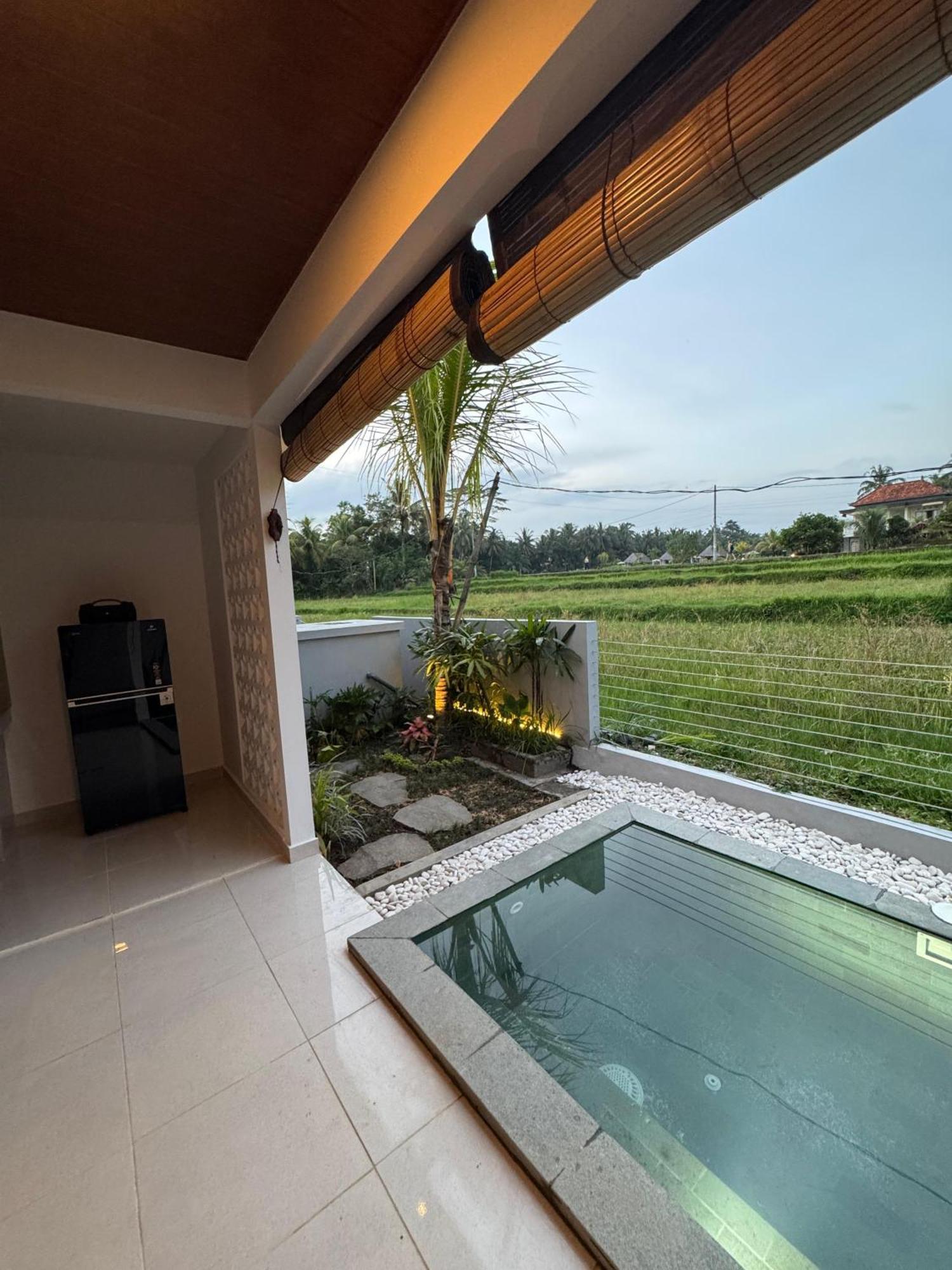 Tempat Tidur & Sarapan Putih Dcarik